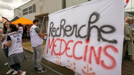 Manifestation devant l'hôpital de Montmorillon (Vienne) pour dénoncer la fermeture des services d'urgences pendant plusieurs week-ends, faute de médecins, le 12 mai 2022.&nbsp; (MATHIEU HERDUIN / MAXPPP)