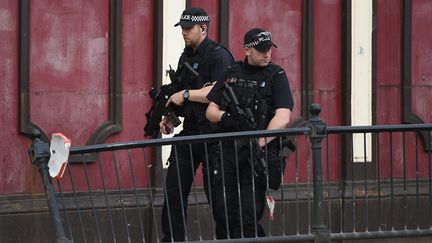 Des policiers à Manchester (Royaume-Uni), le 23 mai 2017. (OLI SCARFF / AFP)