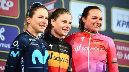 De gauche à droite : les coureuses&nbsp;Annemiek van Vleuten,&nbsp;Lotte Kopecky et&nbsp;Chantal van den Broek-Blaak, le 3 avril 2022, lors du Tour des Flandres. (JASPER JACOBS / BELGA / AFP)