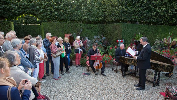 William Christie et Paul Agnew entourés d'autres musiciens et du public à une précédente édition du festival.
 (Stéphane Audran)