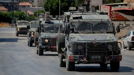 Des véhicules blindés de l’armée israélienne en Cisjordanie occupée, le 14 août 2024. (WAHAJ BANI MOUFLEH / AFP)