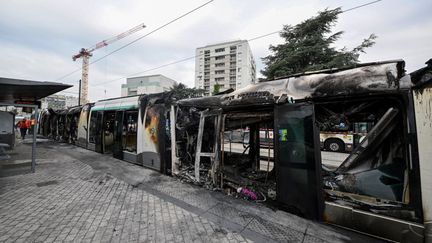 Un tram brûlé à Clamart (Hauts-de-Seine), le 29 juin 2023. (EMMANUEL DUNAND / AFP)