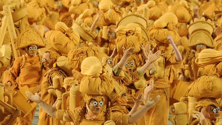 Des membres de l'&eacute;cole de samba "Unidos da Tijuca" d&eacute;filent sur le sambadrome pendant le carnaval &agrave; Rio de Janeiro (Br&eacute;sil), le 21 f&eacute;vrier 2012. (VANDERLEI ALMEIDA / AFP)