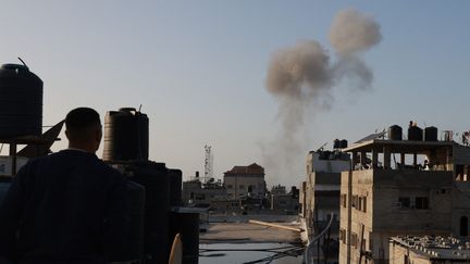 De la fumée s'élève après des frappes aériennes sur le camp de réfugiés de Rafah, dans le sud de la bande de Gaza, le 2 mars 2024. (MOHAMMED ABED / AFP)