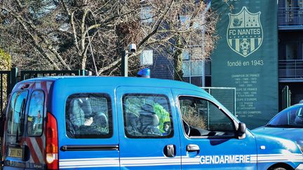 Les gendarmes à l'entrée de la Jonelière, le centre d'entraînement du FC Nantes, à La Chapelle-sur-Erdre (Loire-Atlantique). (LOIC VENANCE / AFP)