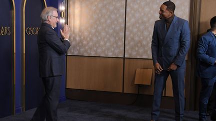 Steven Spielberg et Will Smith au dîner de gala des nominés au Oscars 2022, le 7 mars 2022 à Los Angeles. (STHANLEE MIRADOR/SIPA USA/SIPA / SIPA USA)