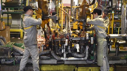 Des salariés de Renault travaillant sur une usine de montage dans l'usine de Moscou (Russie), en 2016. (ALEXANDER NEMENOV / AFP)