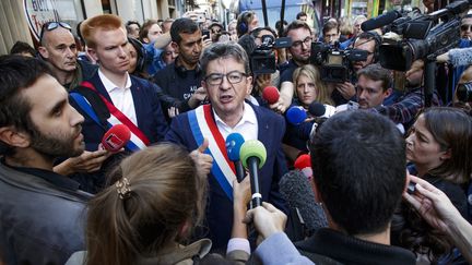 Jean-Luc Mélenchon et ses soutiens improvisent une conférence de presse devant les locaux de La France insoumise, à Paris, le 16 octobre 2018. (CHRISTOPHE PETIT TESSON / MAXPPP)