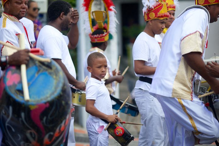 Des musiciens en train de jouer lors de la "grande parade" du carnaval en Guadeloupe.&nbsp; (CEDRICK ISHAM CALVADOS / AFP)