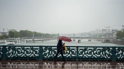 Un épisode pluvieux à Lyon (Rhône), le 19 août 2022. (NICOLAS LIPONNE / HANS LUCAS / AFP)