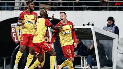 La joie des Lensois après l'ouverture du score de Przemyslaw Frankowski (à droite) contre Strasbourg, à l'occasion de la 30e journée de Ligue 1, le 7 avril 2023. (SAMEER AL-DOUMY / AFP)