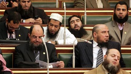 Des d&eacute;put&eacute;s salafistes en session parlementaire au Caire (Egypte), le 23 janvier 2012. (ASMAA WAGUIH / REUTERS)