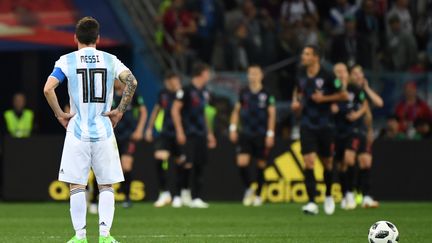 Lionel Messi dépité durant la rencontre de l'Argentine face à la Croatie jeudi 21 juin 2018. (DIMITAR DILKOFF / AFP)