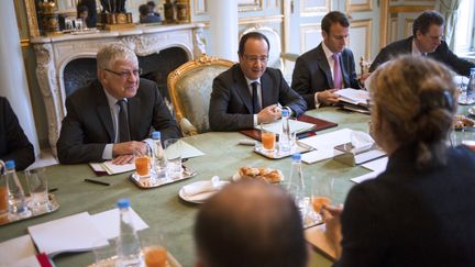 Fran&ccedil;ois Hollande lors d'une r&eacute;union interminist&eacute;rielle sur le logement&nbsp;&agrave; l'Elys&eacute;e, &agrave;&nbsp;Paris, le 21 mars 2013. (FRED DUFOUR / AFP)