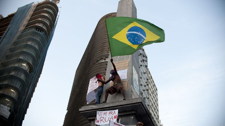 Le drapeau br&eacute;silien est tr&egrave;s pr&eacute;sent dans les manifestations, comme ici &agrave;&nbsp;Belo Horizonte.&nbsp; (YURI CORTEZ / AFP)