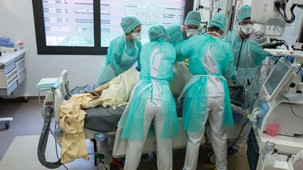 Des soignants à l'hôpital&nbsp;Purpan, à Toulouse, (Haute-Garonne), le 21 avril 2020. (FR?D?RIC SCHEIBER / HANS LUCAS / AFP)