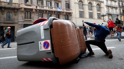 Une&nbsp;guerre de positions a rapidement débuté près du commissariat central entre&nbsp;manifestants radicaux lançant des pierres ou des objets métalliques et forces de l'ordre répondant par tirs de balles en caoutchouc et de gaz lacrymogènes. (ALBERT GEA / REUTERS)