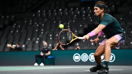 Rafael Nadal contre Feliciano Lopez au Masters 1000 de Paris-Bercy. (FRANCK FIFE / AFP)