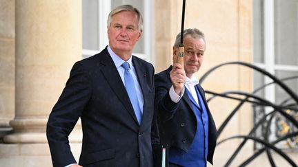 Le Premier ministre, Michel Barnier, le 23 septembre 2024 à la sortie du palais de l'Elysée, à Paris. (BERTRAND GUAY / AFP)