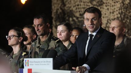 Emmanuel Macron devant des militaires français, le 20 décembre 2019, à Port-Bouët&nbsp;(Côte d'Ivoire). (LUDOVIC MARIN / AFP)