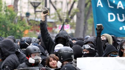 Des manifestants masqués défilent le 1er mai 2018 à Paris. (ZAKARIA / ANADOLU AGENCY)