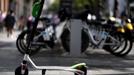 Une trottinette électrique, à Madrid (Espagne), le 5 septembre 2018. (GABRIEL BOUYS / AFP)