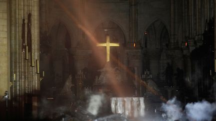 Fumée autour à l'intérieur de Notre-Dame de Paris après l'incendie du 14 avril 2019 (PHILIPPE WOJAZER / POOL)