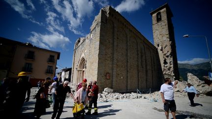 Des habitants évacués à&nbsp;Amatrice (Italie), mercredi 24 août, après le séisme qui a dévasté la ville. (FILIPPO MONTEFORTE / AFP)