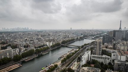 Vue aérienne de la Seine et du parc André Citroën, à Paris. (THOMAS SAMSON / AFP)