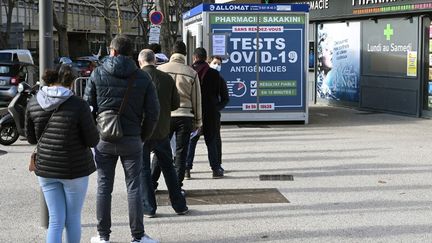 Des personnes patientent pour faire un test de dépistage du Covid-19, le 10 janvier 2022 à Marseille (Bouches-du-Rhône).&nbsp; (NICOLAS TUCAT / AFP)