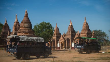 Une patrouille de police tente de faire face aux pilleurs près d'un temple à Bagan, en Birmanie. (YE AUNG THU / AFP)