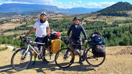 Mehdi et Gabriel avec leurs vélos quelque part entre Paris et Doha. (Gabriel Martin)