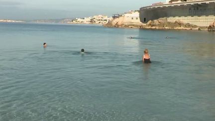 Sous l'influence d'une masse d'air venue des Antilles, les températures sont particulièrement clémentes en France, mardi 19 octobre. Reportage à Marseille, où l'été joue les prolongations.&nbsp;&nbsp;
 (CAPTURE ECRAN FRANCE 2)