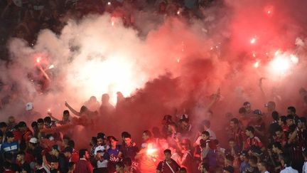 Image de supporters prise lors d'un match entre l'USM Alger et Zamalek en 2017. (RYAD KRAMDI / AFP)