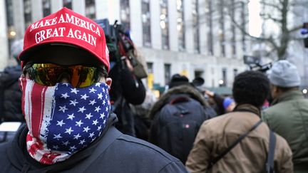 Un militant des Jeunes Républicans de New York, lors d'une manifestation en soutien à Donald Trump, le 20 mars 2023. (TIMOTHY A. CLARY / AFP)