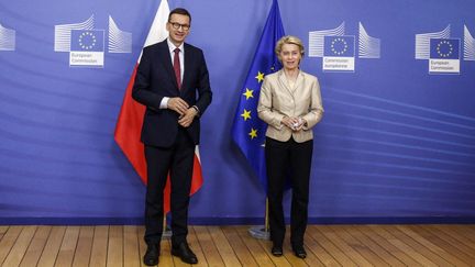 La présidente&nbsp;de la Commission européenne, Ursula Von der Leyen, rencontre le Premier ministre polonais, Mateusz Morawiecki, le 13 juillet 2021 à Bruxelles. (VALERIA MONGELLI / HANS LUCAS / AFP)