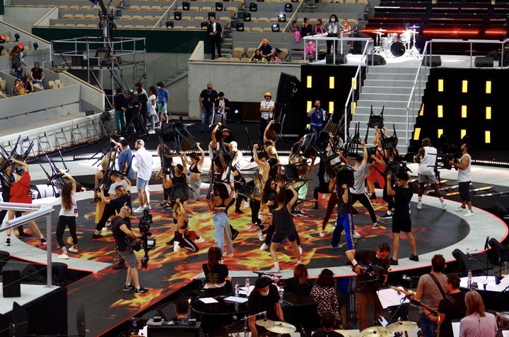 Une trentaine de danseuses et danseurs du Paradis Latin en répétion au stade Roland Garros, le 21 juin 2021. (JEREMIE LAURENT-KAYSEN)