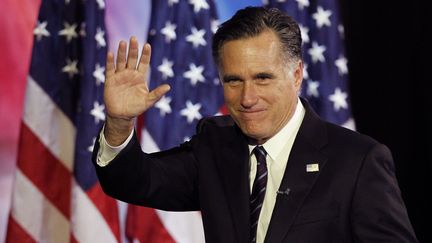 Le r&eacute;publicain Mitt Romney salue la foule apr&egrave;s avoir reconnu sa d&eacute;faite &agrave; l'&eacute;lection pr&eacute;sidentielle, le 6 novembre 2012 &agrave; Boston (Massachusetts). (SHANNON STAPLETON / REUTERS)