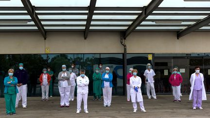 Des soignants observent une minute de silence, le 19 avril 2020, à Valence, en Espagne. (JOSE JORDAN / AFP)