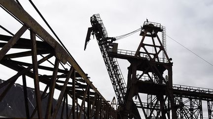 à l'entrée de l'ancienne mine sur les flancs de la montagne, 400 mètres plus haut. Pour acheminer le charbon vers le port, un funiculaire avait été construit entre la ville et la mine. (AFP PHOTO / DOMINIQUE FAGET)