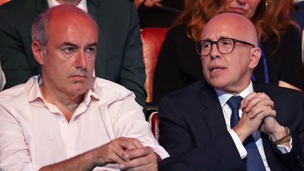 Le président du groupe parlementaire des Républicains (LR)  à l'Assemblée nationale Olivier Marleix (à gauche) et le président du parti Eric Ciotti (à droite) lors de l'assemblée générale des Républicains au Cirque d'Hiver, à Paris, le 17 juin 2023. (LUDOVIC MARIN / AFP)