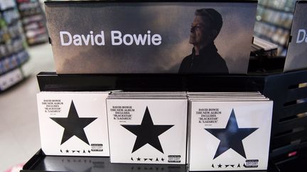 Le dernier album de David Bowie, "Blackstar", sur un présentoir dans un magasin HMV de Londres, le 11 janvier 2016.&nbsp; (JUSTIN TALLIS / AFP)