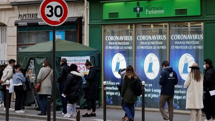 Une pharmacie qui pratique des tests à Paris, le 6 janvier 2022.&nbsp; (LUDOVIC MARIN / AFP)