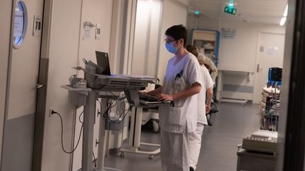 Aux urgences du CHU Pontchaillou de Rennes (Ille-et-Vilaine), le 31 décembre 2021. (ESTELLE RUIZ / HANS LUCAS / AFP)