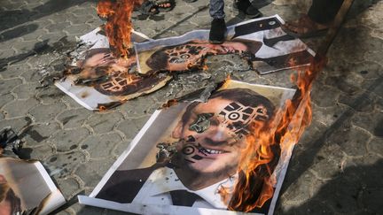 Des images d'Emmanuel Macron avec une empreinte de&nbsp;chaussure&nbsp;ont été brûlées, à Gaza, dans les territoires palestiniens, le 30 octobre 2020. (SAID KHATIB / AFP)