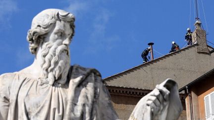 La chemin&eacute;e est install&eacute;e sur le toit de la Chapelle Sixtine, au Vatican, &agrave; l'approche du conclave, samedi 9 mars 2013.&nbsp; (CHRISTOPHER FURLONG / GETTY IMAGES )