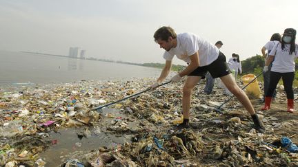 &nbsp; (Opération nettoyage sur une plage des Philippines, au sud de Manille, à l'occasion de la journée mondiale de l'océan, le 8 juin 2013 © MaxPPP)