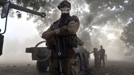 Un légionnaire français à côté d'un véhicule blindé dans une rue de Niono (Mali), le 20 janvier 2013. Son masque en forme de tête de mort a provoqué une vive polémique. Le soldat a depuis quitté l'armée. (ISSOUF SANOGO / AFP)