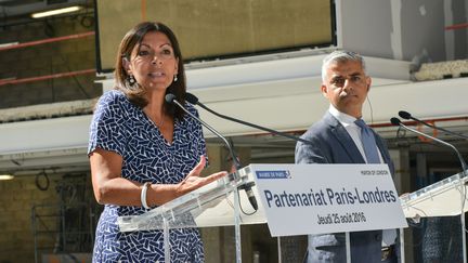 Sadiq Khan, maire de Londres et Anne Hidalgo à Paris le 15 août 2016  (ISA HARSIN / SIPA)