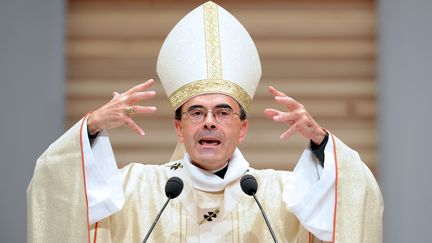 Le cardinal Philippe Barbarin pendant une c&eacute;r&eacute;monie religieuse &agrave; Lyon le 14 octobre 2012. (PHILIPPE MERLE / AFP)